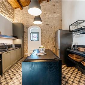  6 bedroom villa with heated pool in Modica, sleeps 18